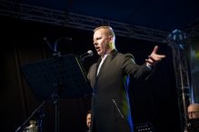 Piotr Lempa w pałacowym ogrodzie